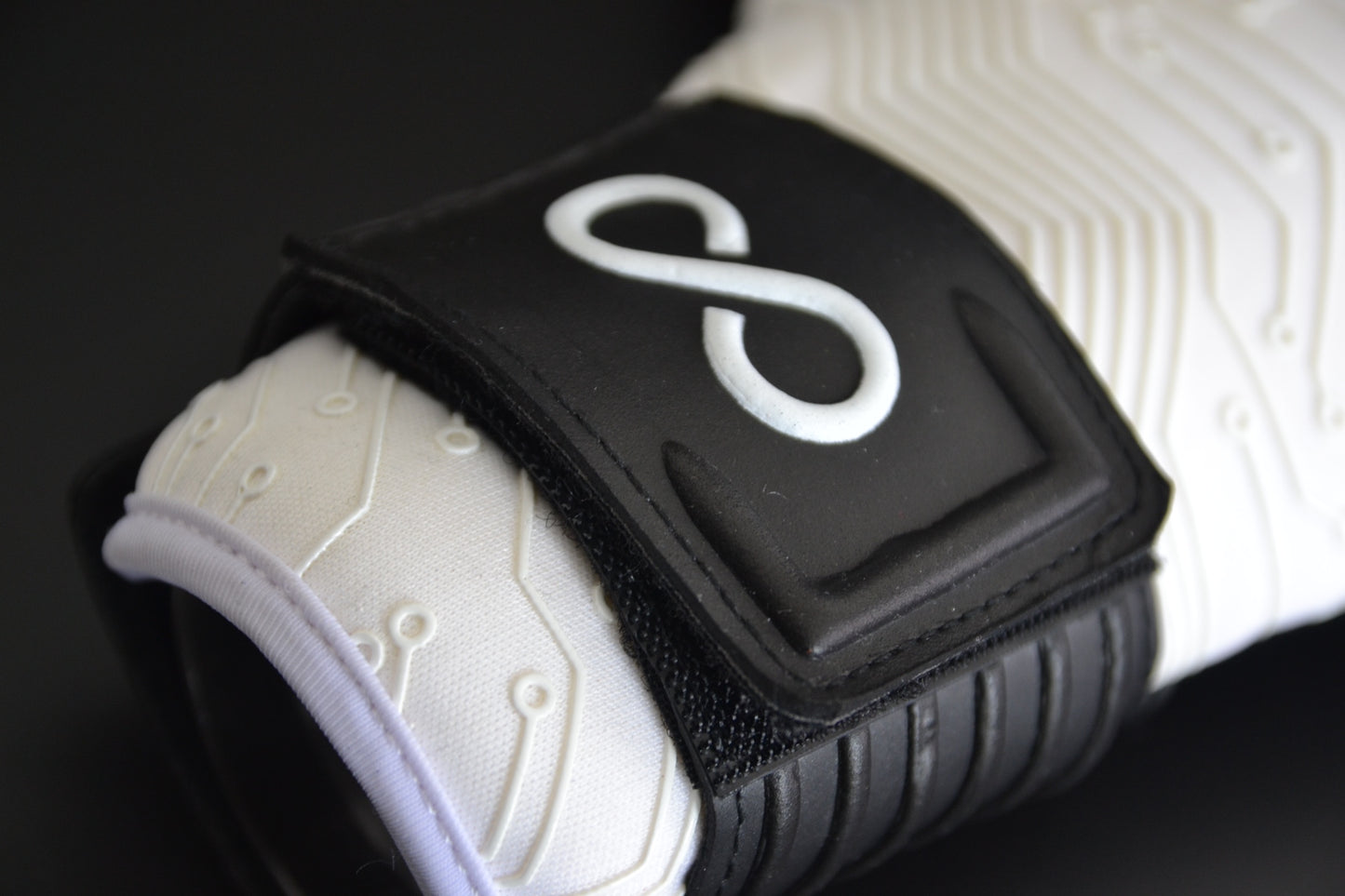 Circuit - Goalkeeper Gloves