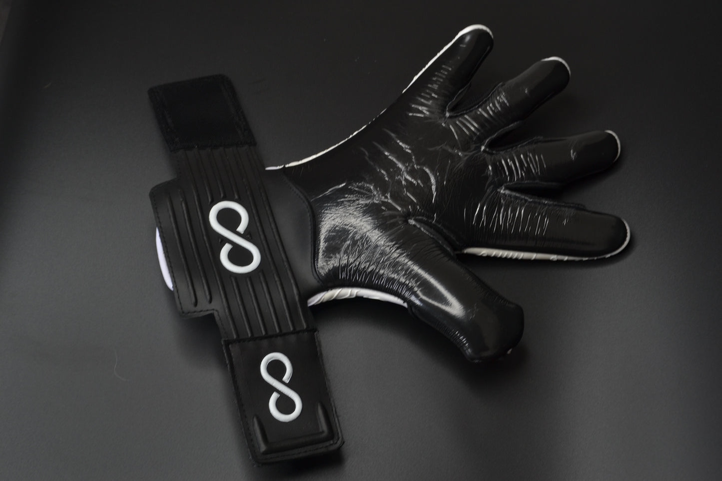 Circuit - Goalkeeper Gloves